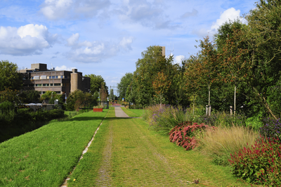 900333 Gezicht op het wandelpad door het park Oosterspoorbaan te Utrecht, ter hoogte van de Koningsweg.